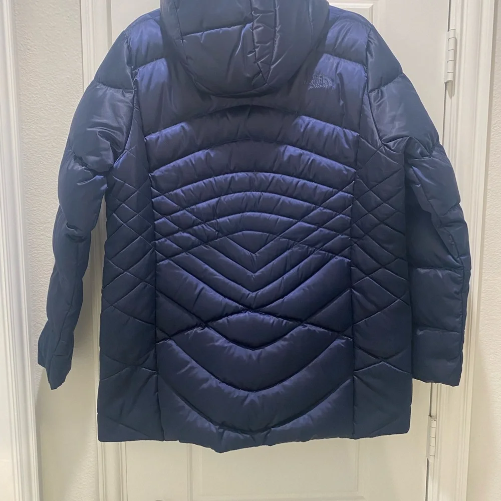 The North Face Women's Puffer Jacket w/hood - Deep Blue (Beautiful Design). - Picture 2 of 12